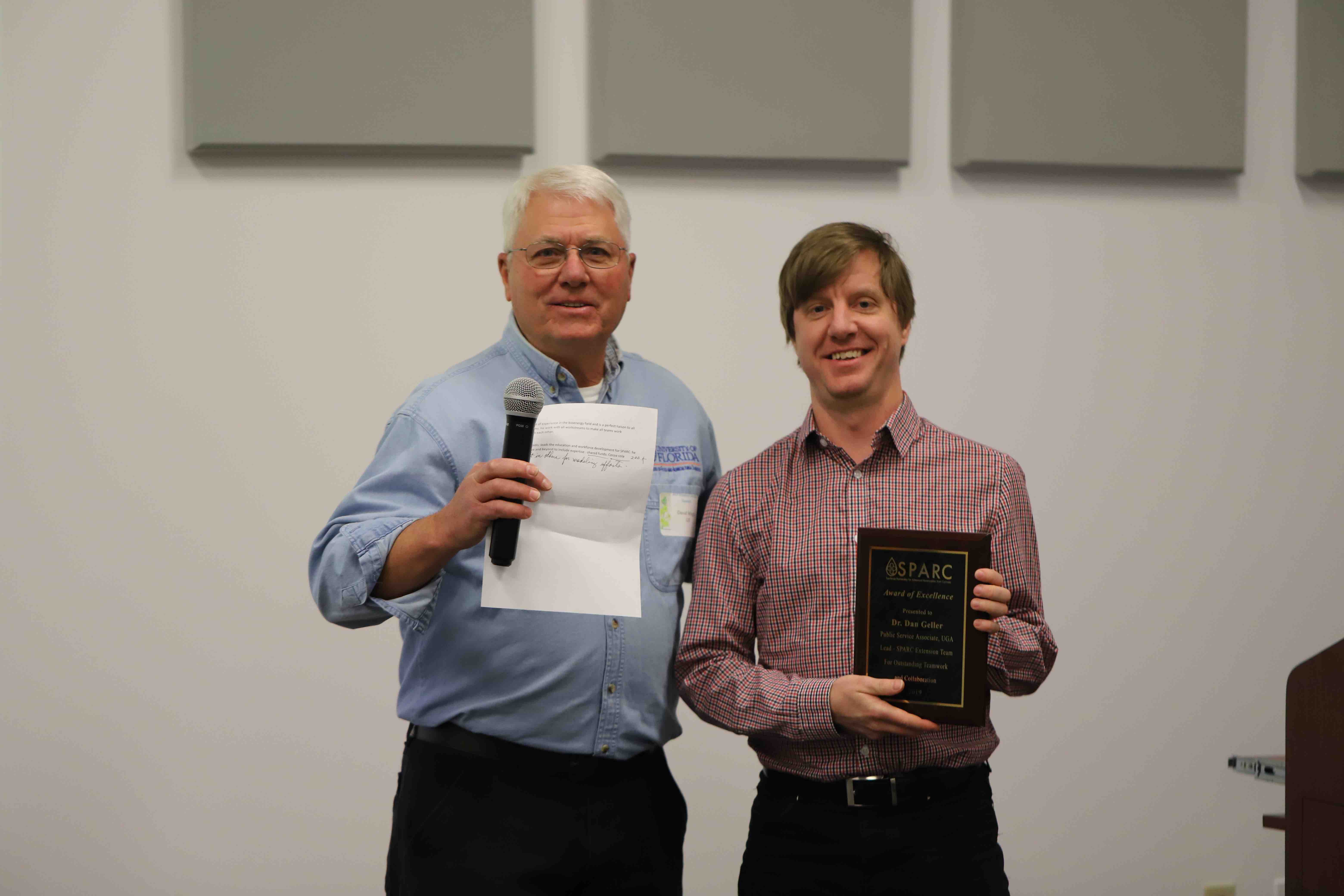 Dan Geller (SPARC Extension lead) receives the SPARC award for Outstanding Teamwork and Collaboration from PI David Wright